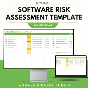Op de afbeelding: Een computermonitor en een laptop tonen een "Software Risk Assessment Template" met een groen en geel kleurenschema. De sjabloon bevat gegevensvelden en de tekst "60% OFF ON ALL" en "GOOGLE & EXCEL SHEETS". Het Daffodils-logo staat bovenaan.