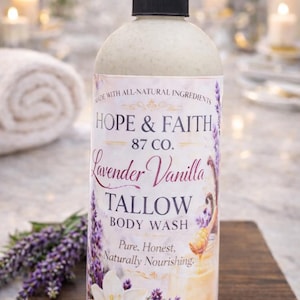 Könnte beinhalten: Eine Körperwaschmittelflasche mit schwarzer Pumpe, beschriftet mit "Hope & Faith 87 Co. Lavender Vanilla Tallow Body Wash". Das Etikett zeigt Lavendel- und Vanille-Illustrationen. Die Flasche enthält 473 ml und wird in Harrisburg, NC, hergestellt.