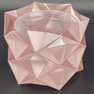 Puede incluir: Una taza de cerámica blanca con un asa negra y el texto "But First, Coffee" en negrita negra. La taza está sobre una superficie blanca. La taza mide aproximadamente 10 cm de alto.