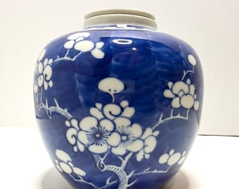 Jarrón de jengibre antiguo de porcelana china azul y blanca con diseño de flor de ciruelo
