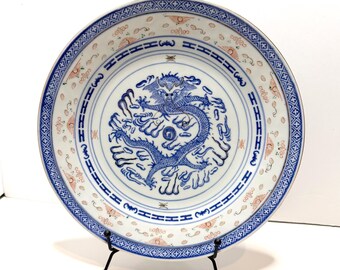 Piatto antico in porcellana cinese di Jingdezhen, blu e bianco, con decorazione a drago e chicchi di riso.