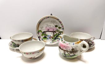 Servizio da tè antico giapponese occupato, composto da 7 pezzi in ceramica Kutani dipinta a mano con raffigurazioni di geishe e decorazioni dorate, con decorazioni in oro.