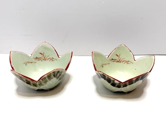 Dos cuencos Kobachi japoneses antiguos con forma de flor y estampado de hojas.