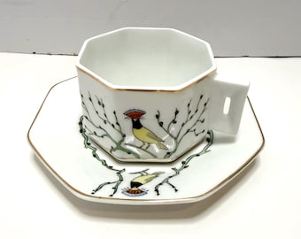 Taza y platillo antiguos de porcelana octogonal con motivos florales y de pájaros, de Coimbra, Portugal, con borde dorado.