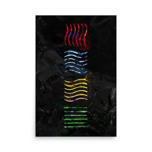 Puede incluir: Un póster con un fondo negro texturizado que muestra cuatro símbolos elementales coloridos. Los símbolos, en rojo, azul, amarillo y verde, tienen cada uno una forma ondulada o lineal distinta. La obra de arte presenta una estética moderna y abstracta.