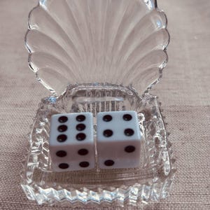 Set portadadi per Mahjong. Portadadi in vetro pressato a forma di conchiglia. Dadi inclusi, 7 colori tra cui scegliere.