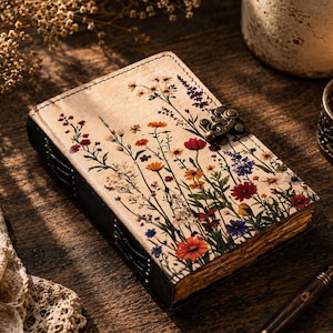 Diario de cuero con estampado de grimorio floral – Libro de hechizos celestiales de flores y sombras con páginas vintage. Regalo personalizado para él y para ella. Libro grande.