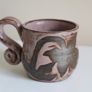 Handgjord keramisk espressomugg med blommotiv – Hjulgjuten och handmålad