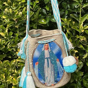 Set de regalo religioso de devoción mariana, bolso Wayuu, rosario perfumado, agua bendita de Lourdes, velas. Beige Miraculous