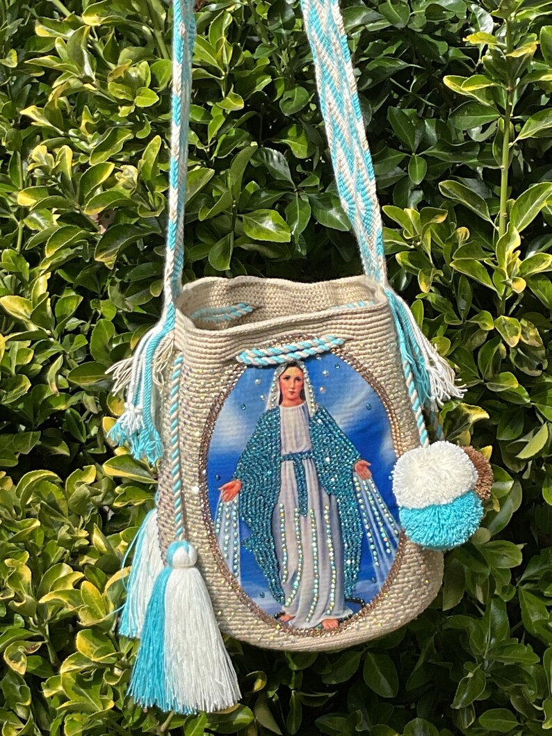 Set de regalo religioso de devoción mariana, bolso Wayuu, rosario perfumado, agua bendita de Lourdes, velas. Beige Miraculous