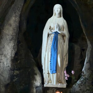 Set de regalo religioso de devoción mariana, bolso Wayuu, rosario perfumado, agua bendita de Lourdes, velas. imagen 12