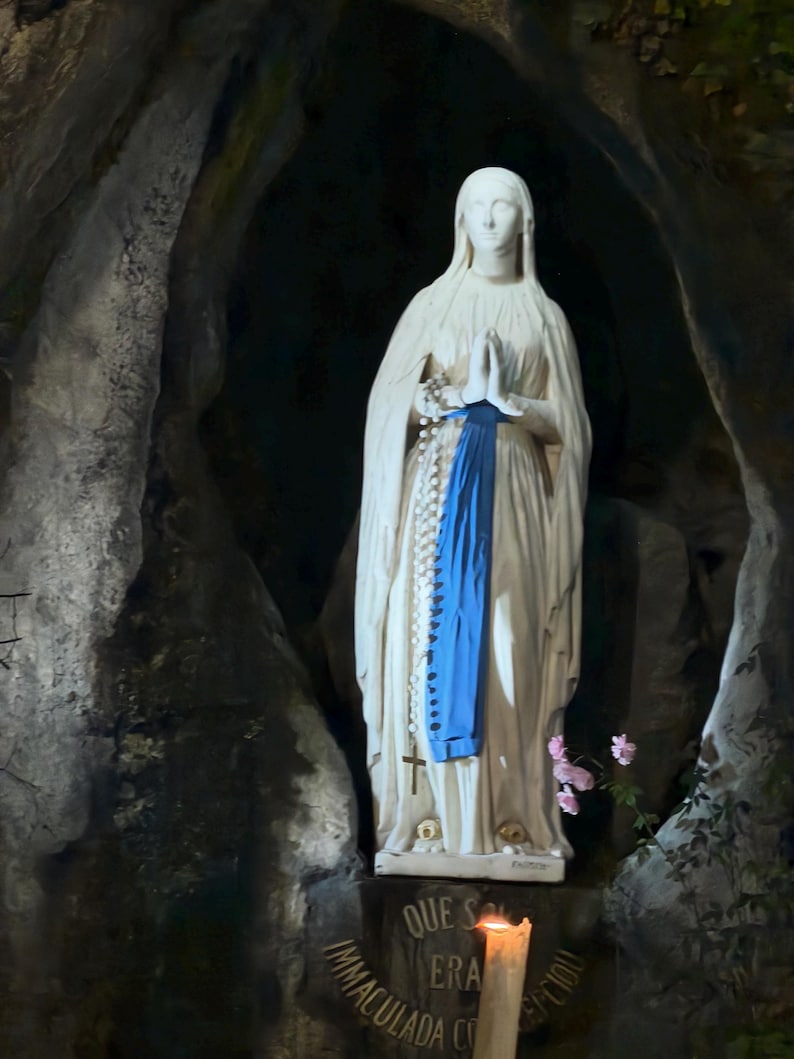 Set de regalo religioso de devoción mariana, bolso Wayuu, rosario perfumado, agua bendita de Lourdes, velas. imagen 12