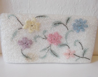 Bolso de mano vintage MCM blanco con flores y cuentas, ideal para bodas.
