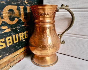アンティークな装飾銅と真鍮の打ち出しタンカードピッチャーエールジャグ