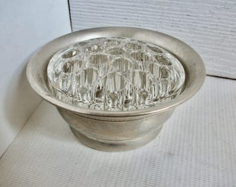 Vaso inglês vintage em prata com formato de sapo para flores, ideal para boudoir, escrivaninha ou mesa lateral.
