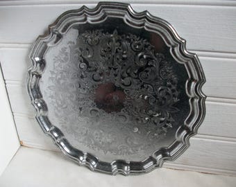 Bandeja vintage em metal prateado com ornamento estilo Cavalier inglês. Decoração vintage para casamento.