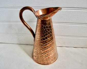 Jarra antiga inglesa de cobre JS & SB com desenho de crocodilo, datada de aproximadamente 1900.
