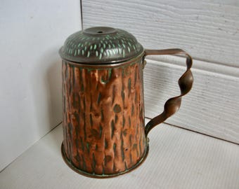 Caneca antiga inglesa de cobre com desenho de casca de árvore, estilo JS & SB, por volta de 1900.