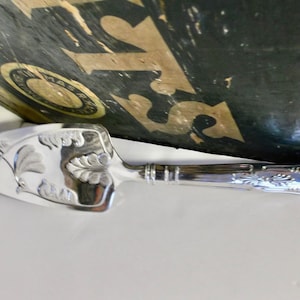 Angielski srebrny serwer do ciasta lub tortu, nóż do tortu weselnego w stylu Art Nouveau