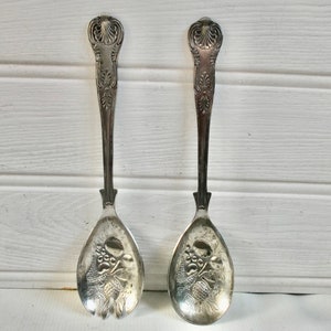Antiguo juego de tenedor y cuchara para servir de comedor inglés Sheffield de plata ornamentada, decoración de estilo Art Nouveau