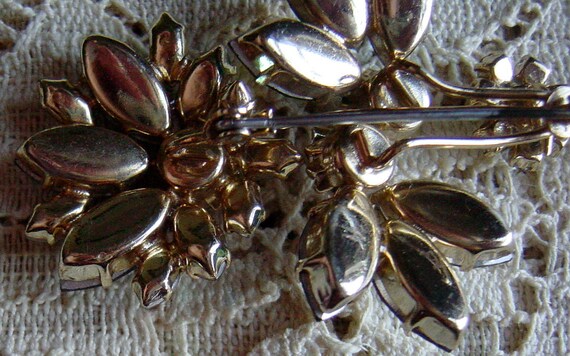 Broche Vintage MAD En Métal Doré - Bouquet De Fleurs - Bijou Ancien Signé - Parfait Pour Un Look Romantique
