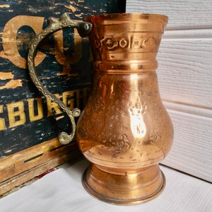 Jarra para caneca de cerveja repousse de cobre e latão antiga e ornamentada