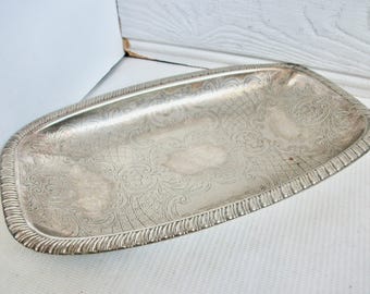 Bandeja retangular de metal ornamentada inglesa vintage em prata.
