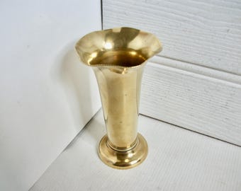 Vaso de tulipa canelado em latão estilo vintage MCM