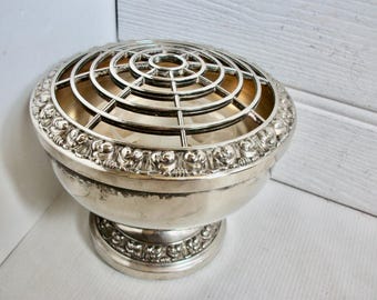 Vaso vintage MCM inglês prateado para rosas, estilo boudoir, década de 1950. Decoração vintage para arranjos florais de mesa de casamento.