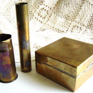 Scatola per sigarette e conchiglie in ottone anticato con cimeli militari della prima guerra mondiale