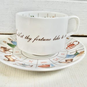 Taza de té y platillo vintage con horóscopo del zodiaco y adivinación