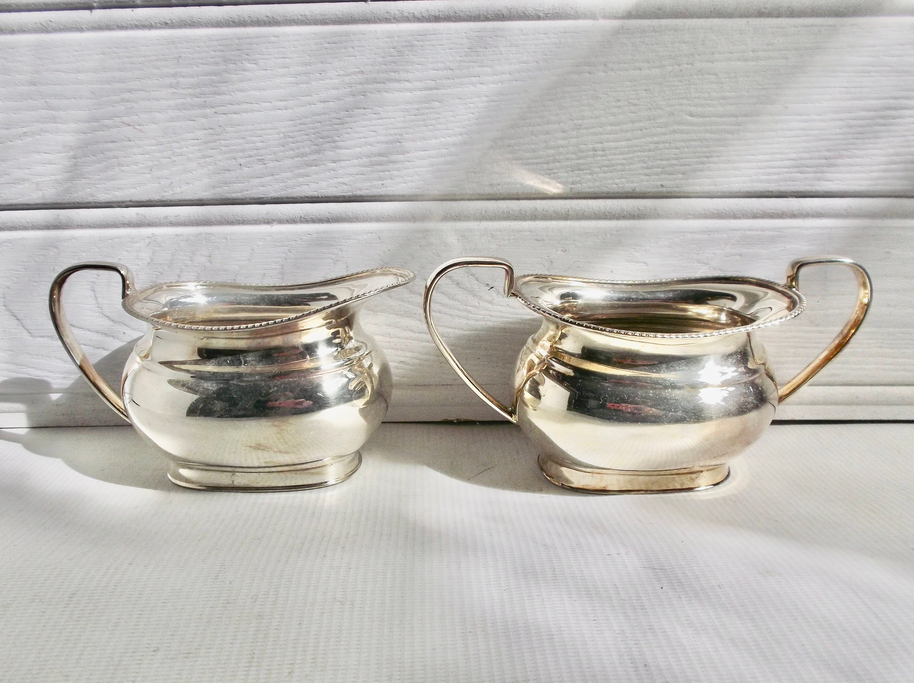 品質は非常に良い Ornate English Antique Silver Sugar and Jug Milk Creamer テーブル用品