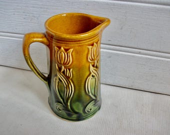 Jarro antigo Art Nouveau com desenho de tulipa