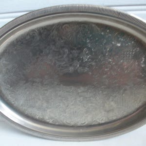Mid Century Modern Silber Metall Servierplatte 1950er Jahre Oval Herzstück Serviertablett