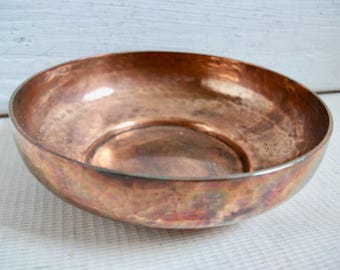 Tigela antiga de cobre martelado da era Arts and Crafts, para cômoda masculina.
