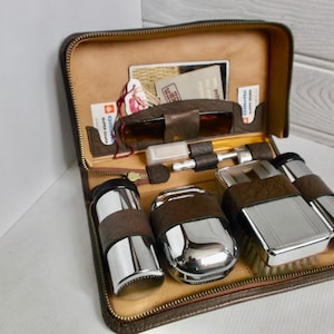 Inglese Vintage Mid Century 1970 Mens Toiletries Grooming Dopp Kit Set da viaggio in pelle con rasoio Gillette