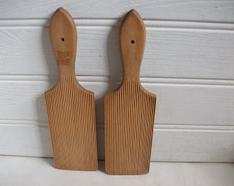 Conjunto de pás de manteiga de madeira inglesas antigas, utensílio de cozinha decorativo.
