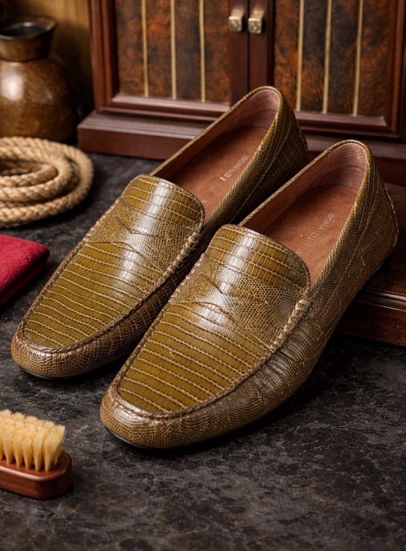 Donald J Pliner Men’s Olive Green Lizard Embossed Leather Penny Loafers Size 7 image 1
