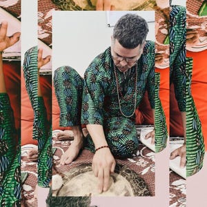 Puede incluir: Una persona con un atuendo verde estampado y un collar, sentada sobre una estera estampada. La persona está tocando un tambor. La imagen tiene un efecto de collage con capas superpuestas y un fondo rosa.