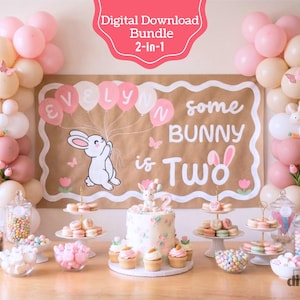 以下が含まれることがあります： ピンクとクリーム色の風船、ケーキ、お菓子のあるお祝いのシーン。「EVELYN some BUNNY is Two」と書かれたバナー。白いウサギのイラストが風船を持っています。ケーキ、カップケーキ、キャンディーが含まれています。