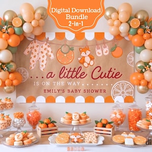 Puede incluir: Una exhibición de baby shower con globos naranjas, dorados y blancos que enmarcan una pancarta que dice "a little Cutie is on the way". La pancarta presenta ropa de bebé, naranjas y una ilustración de zorro. La mesa está llena de cupcakes, galletas y caramelos.