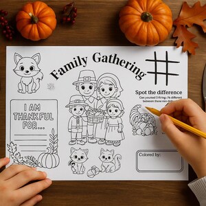 Op de afbeelding: Thanksgiving-kleurplaat met de tekst "Family Gathering" en illustraties van een gezin, een vos en een pompoen. Een hand houdt een geel potlood vast, klaar om de kleurplaat in te kleuren.