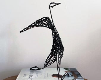 Sculpture d'oiseau minimaliste abstraite en fil métallique soudé à la main