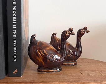 Figurines d'oiseaux en céramique émaillée brune Mid-Century : estampées, lot de 2