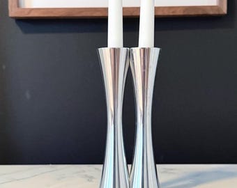 Bougeoirs Nambé Studio Kissing — Modèle 6089 — Supports coniques en aluminium — Paire de sculptures