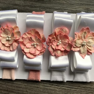 Fascia bianca bianca per capelli su un fiocco di raso bianco Grazioso accessorio per capelli floreali Baby Infant Child Babies Ideal Photo Prop Wedding - Party Wear