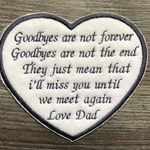 Parche bordado de memoria personalizado en forma de corazón para un cojín o un oso de memoria. Las despedidas no son para siempre. Las despedidas no son el final, etc.
