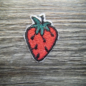 Erdbeere Erdbeeren Stickerei Aufnäher Aufnäher zum Aufbügeln oder Aufnähen auf Kleidung Jacke Mantel Sweatshirt Hemd Jeans Tasche Hut Mütze Rucksack
