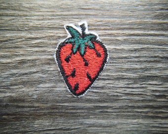 Naszywka haftowana truskawka, aplikacja do prasowania (3 cm x 2 cm)