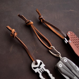 Puede incluir: Un conjunto de tres jarrones de cerámica de diferentes alturas y formas. Los jarrones están esmaltados con un acabado blanco mate, ofreciendo una estética minimalista. El jarrón más alto mide aproximadamente 25 cm.